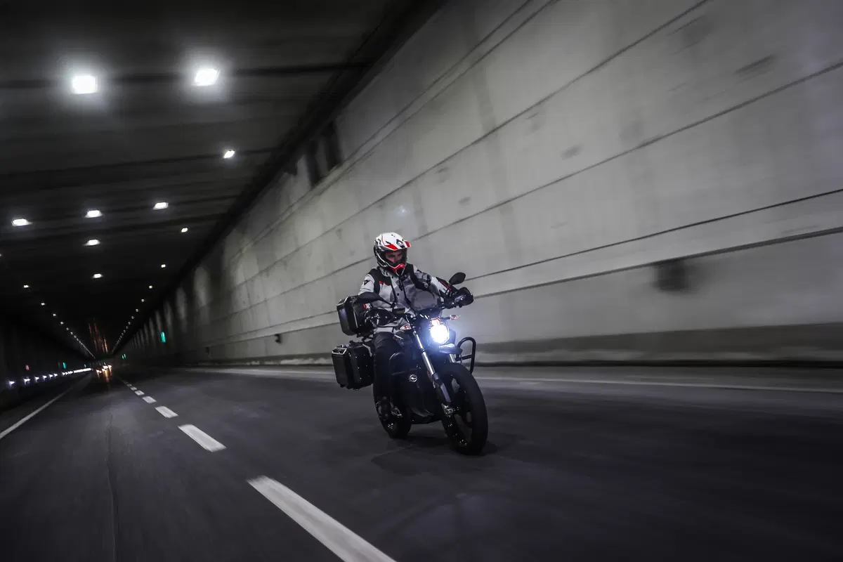 Zero Motorcycles DSR Black Forest. Globetrotter ecologica. Silenziosa e divertente (5)
