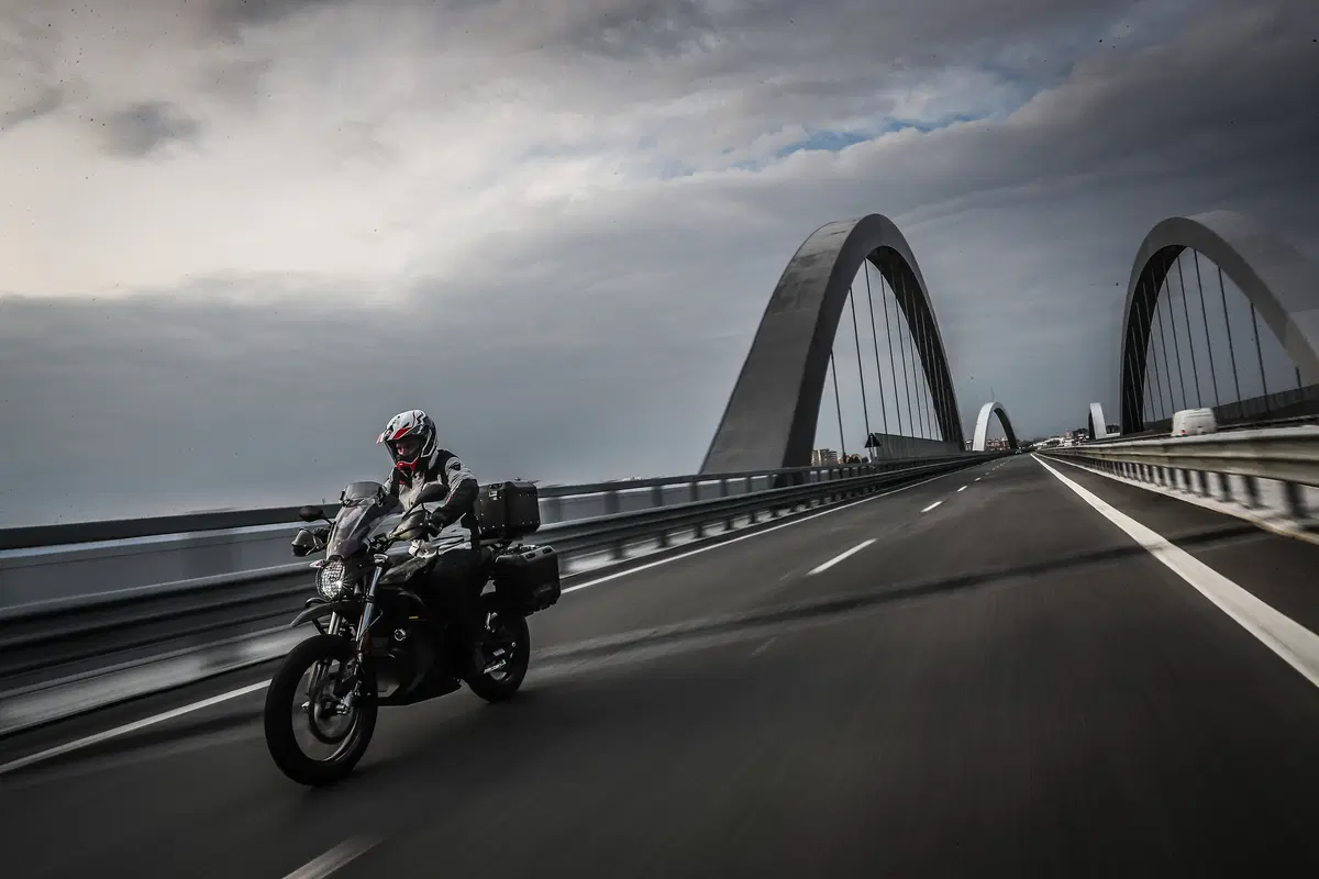 Zero Motorcycles DSR Black Forest. Globetrotter ecologica. Silenziosa e divertente (4)