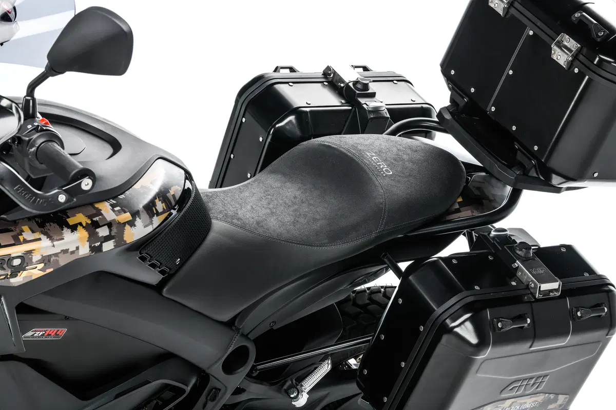 Zero Motorcycles DSR Black Forest. Globetrotter ecologica. Silenziosa e divertente (11)