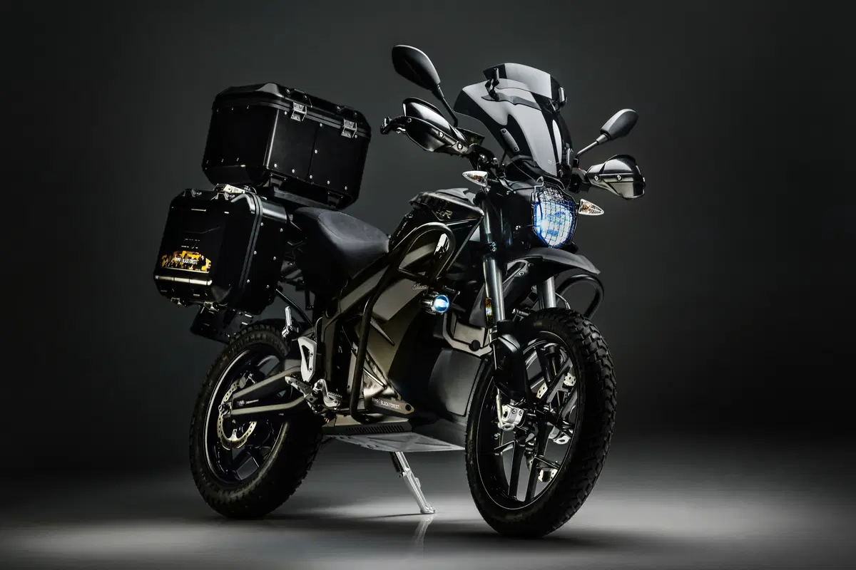 Zero Motorcycles DSR Black Forest. Globetrotter ecologica. Silenziosa e divertente (7)