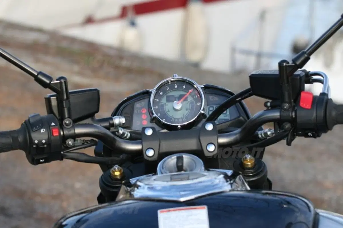 Suzuki B-King  (19)