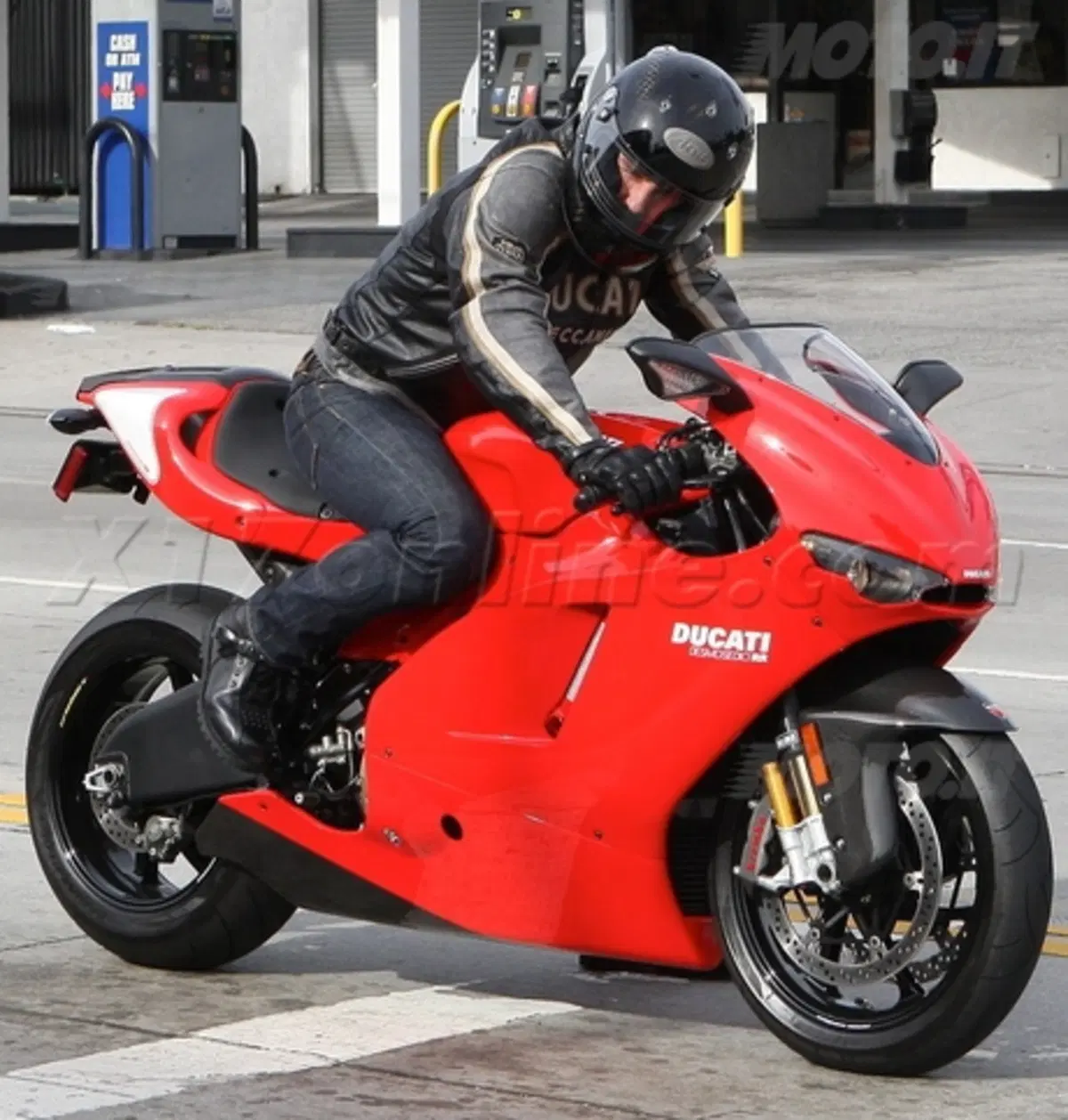 Tom Cruise sulla Ducati Desmosedici (6)