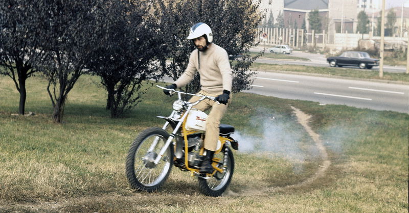 Una delle primissime prove di Nico per Motociclismo: alla montagnetta di San Siro con un Malaguti