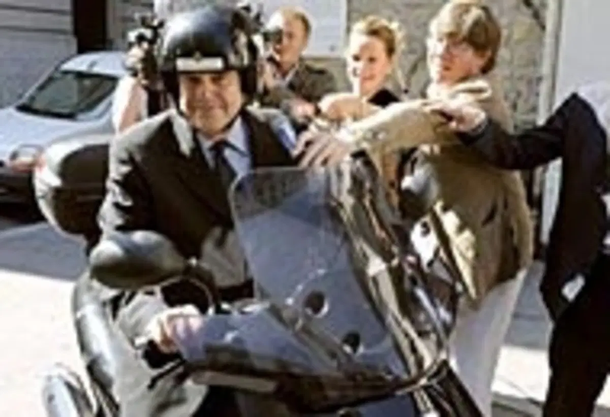 Sarkozy vieta lo scooter ai suoi ministri
