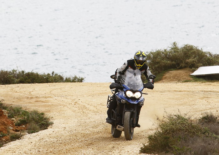 I diversi riding mode (Sport e Road a potenza piena, Rain e Enduro con 100 cavalli, Rider personalizzabile dal pilota) prevedono ciascuno un settaggio dedicato di traction control, ABS, mappa del motore e sospensioni semi attive