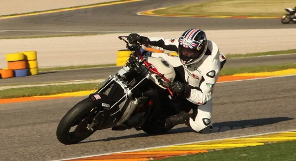 McCoy prova la Street Triple R (2)