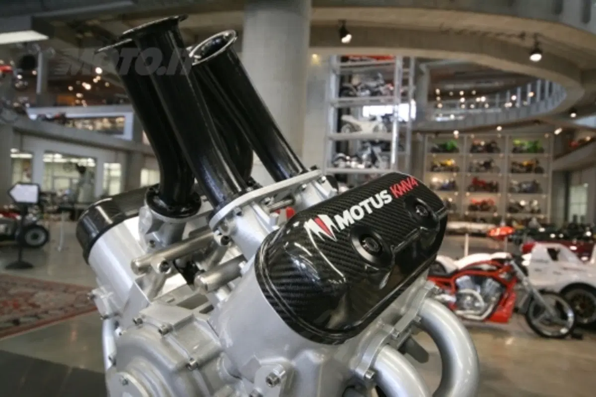Motus MST-01 V4 Nuova Sport Tourer (4)