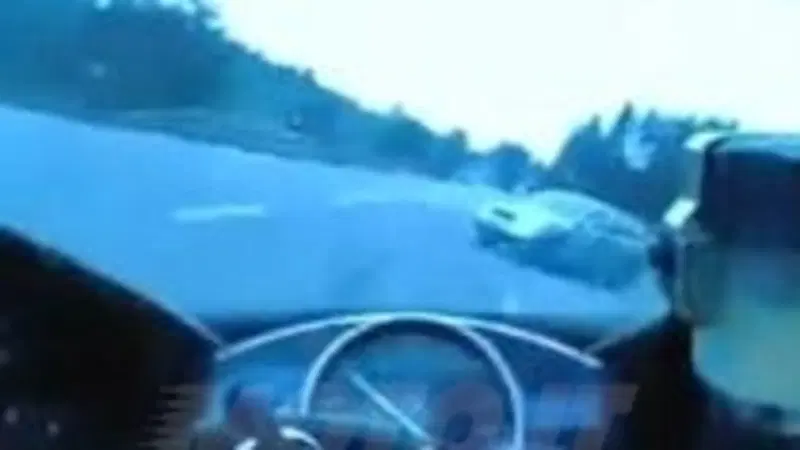Moto vs Auto: l'ostacolo imprevisto