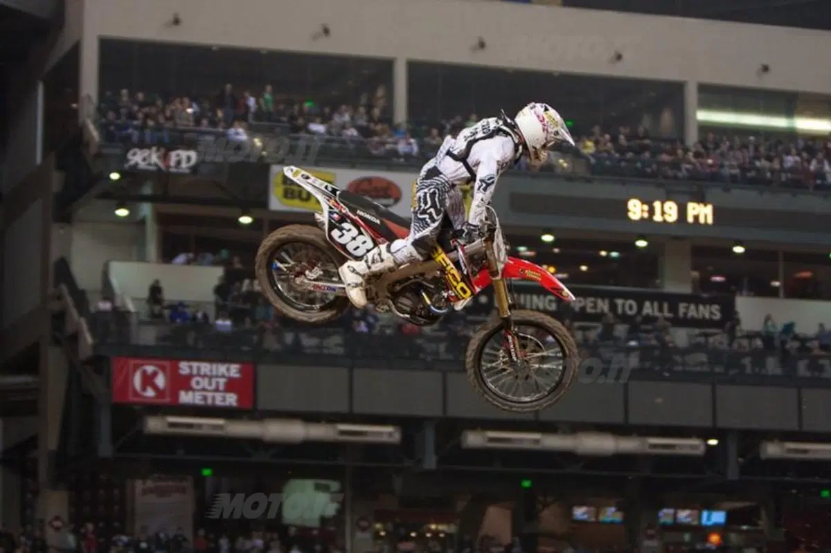Supercross: Dungey vince, Stewart ko (10)