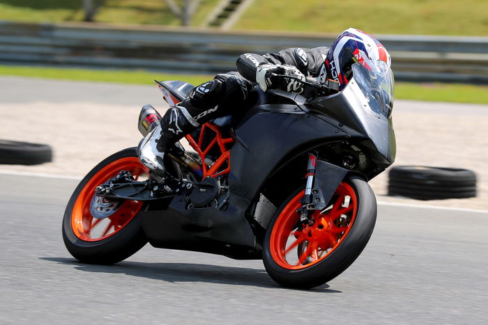 La RC 390R con kit SSP diventa decisamente più rigida e precisa