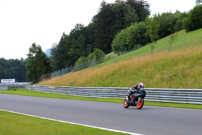 La KTM RC 390R sui lunghi rettilinei del Salzburgring