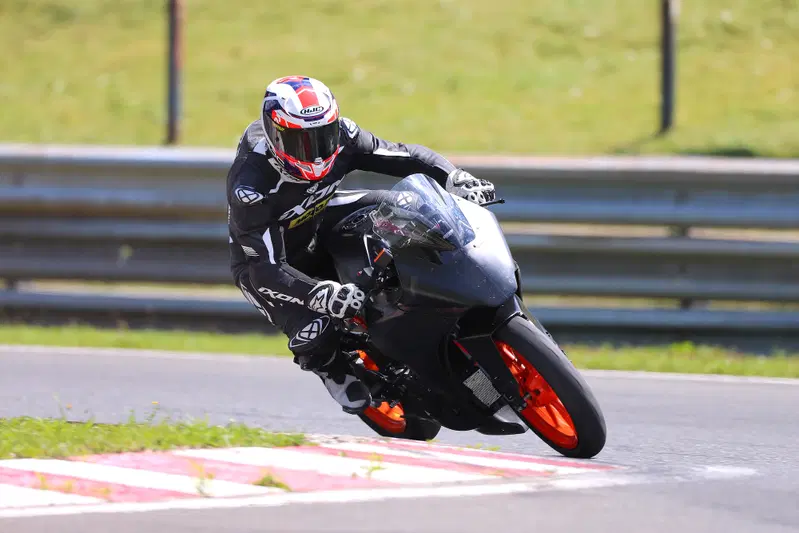 La RC 390R con il kit diventa una moto "pronto mondiale"