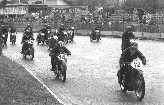 Partenza delle 250 sul pavé bagnato nel'51 con Ruffo (Guzzi 12), Ambrosini (Benelli14), Grieco (Parilla24)