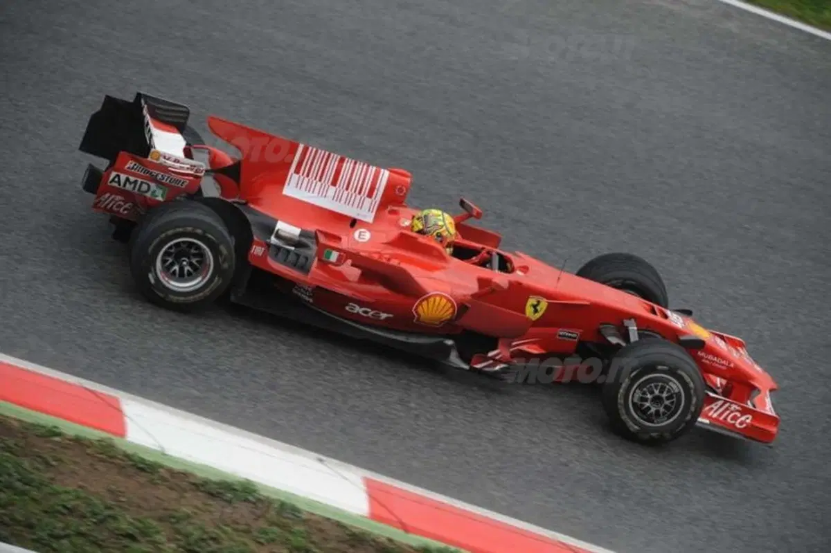 Rossi con la Ferrari F2008 a Montmelò (8)