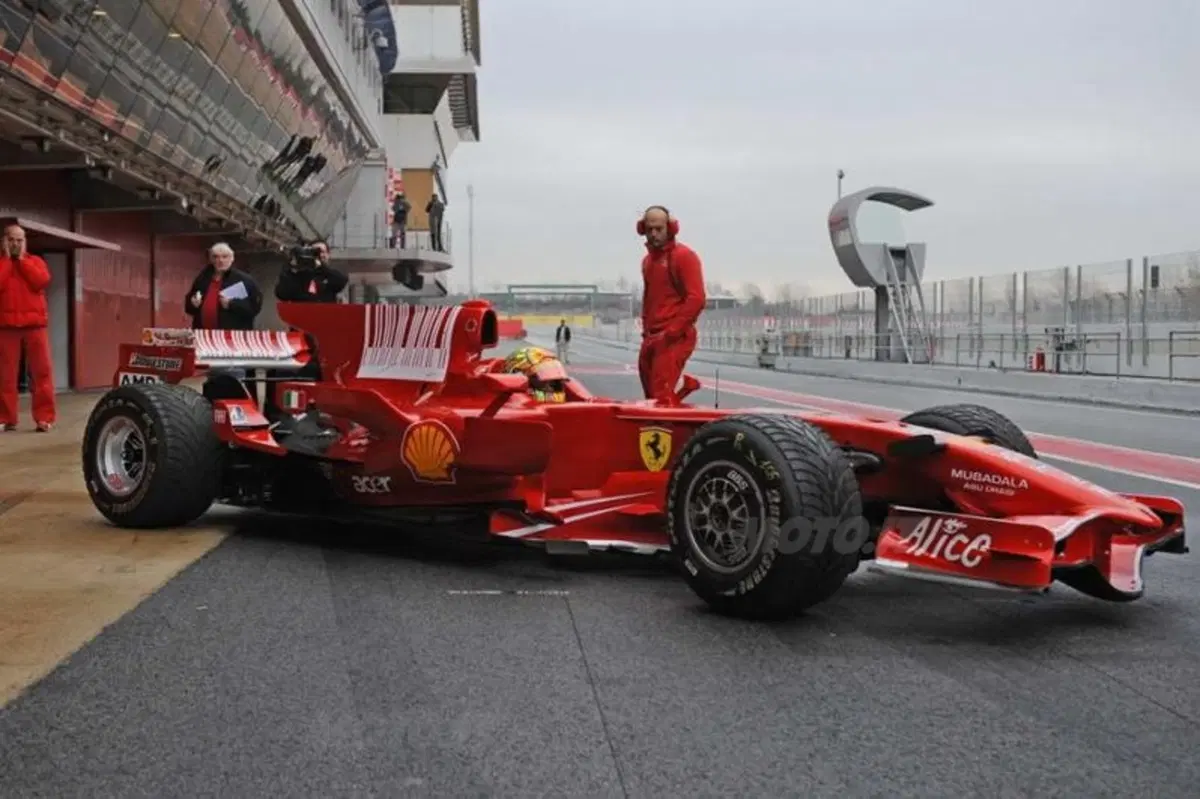 Rossi con la Ferrari F2008 a Montmelò (10)
