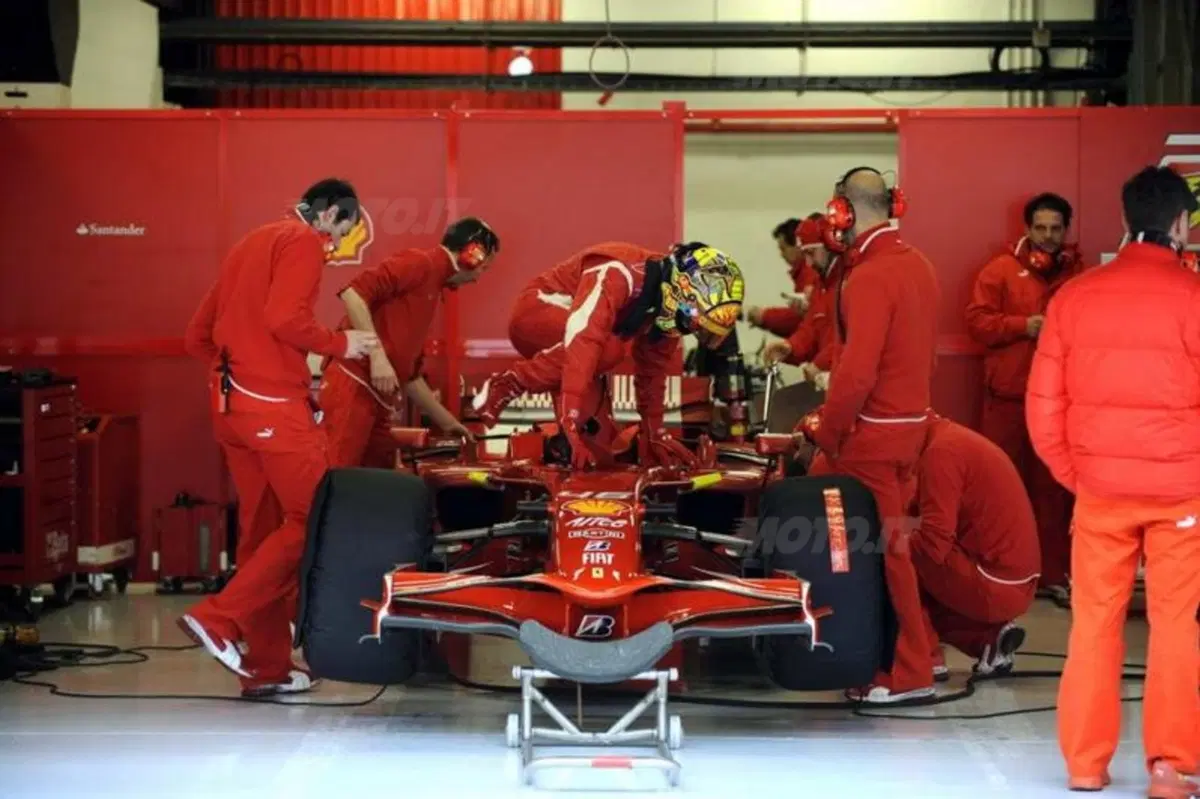 Rossi con la Ferrari F2008 a Montmelò (15)