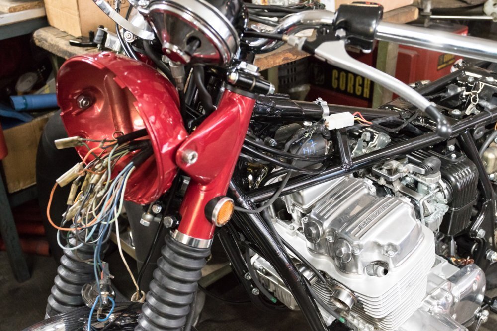 La Honda CB 750 Four durante il restauro