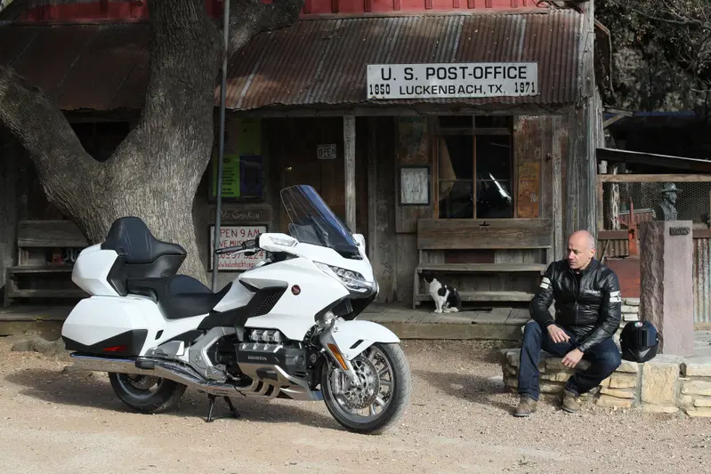 La fantastica Gold Wing &egrave; tutta nuova nel 2018 e riceve il cambio DCT. L'abbiamo provata anche in versione manuale: il DCT vince per piacere di guida e rapidit&agrave; di funzionamento
