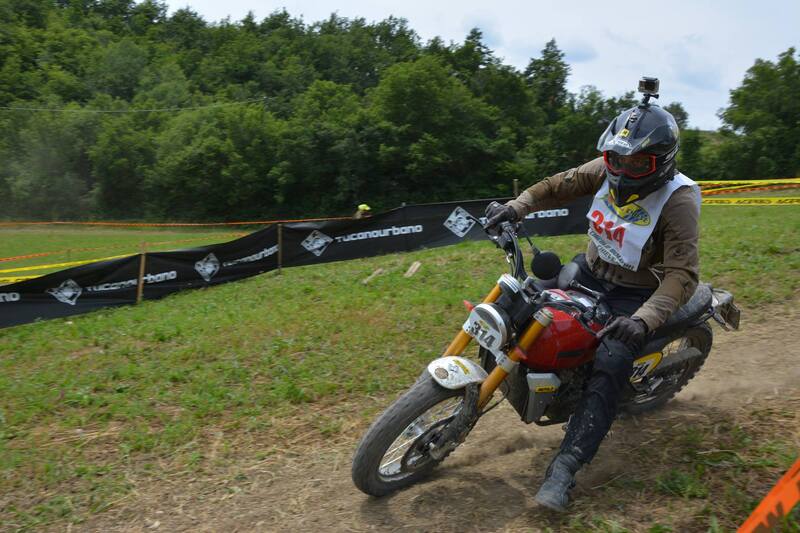 Grande sfida al Trofeo Italiano Scrambler in sella alla Caballero 125 col presidente della FMI!