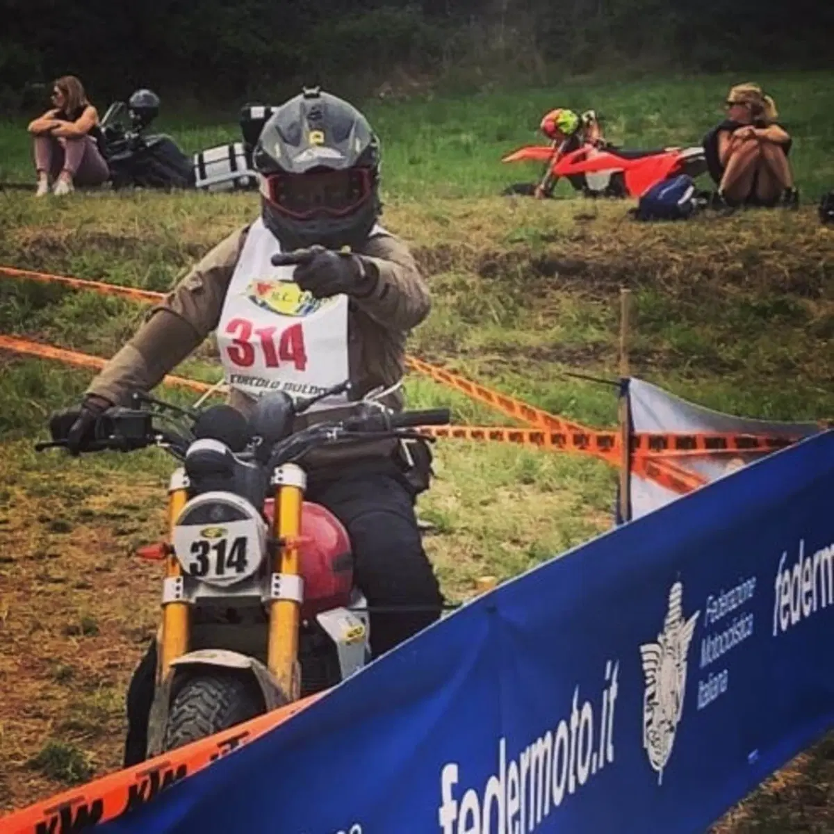 Grande sfida al Trofeo Italiano Scrambler in sella alla Caballero 125 con presidente della FMI! (3)