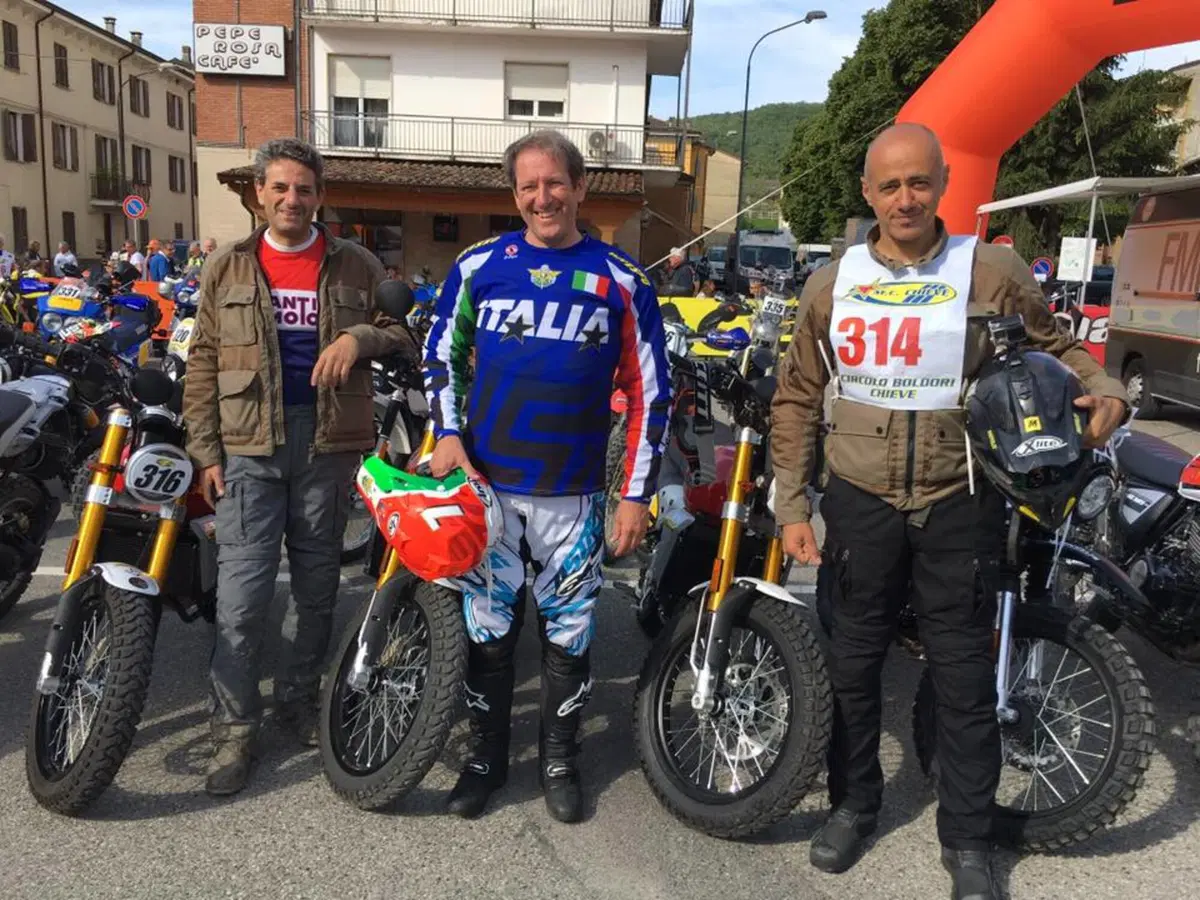 Grande sfida al Trofeo Italiano Scrambler in sella alla Caballero 125 con presidente della FMI!