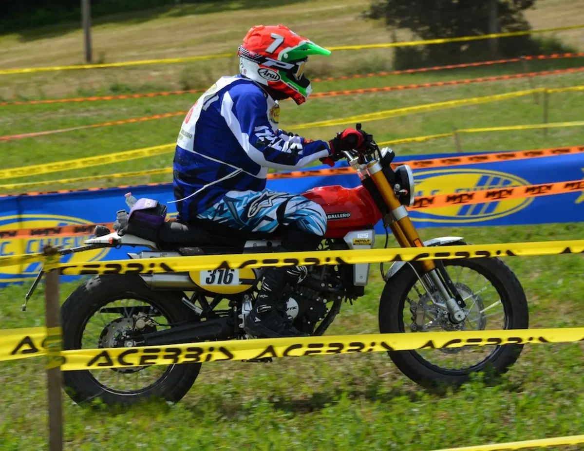 Grande sfida al Trofeo Italiano Scrambler in sella alla Caballero 125 con presidente della FMI! (4)