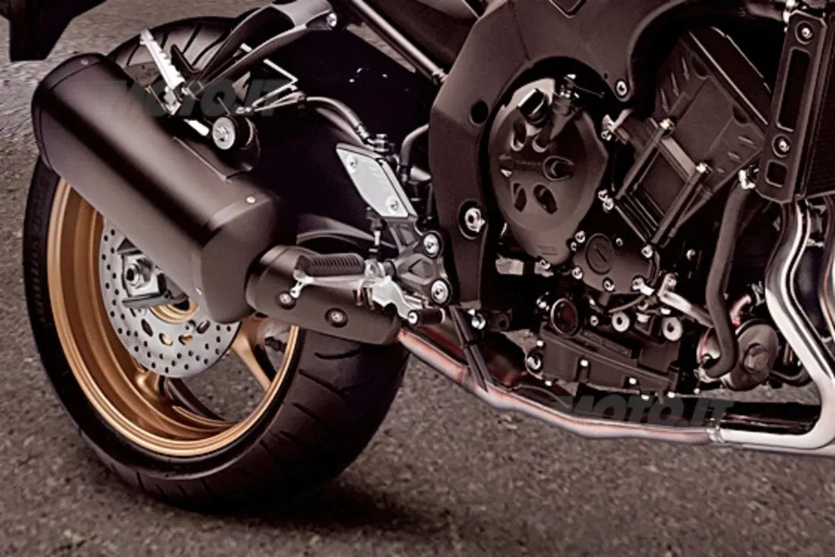 Yamaha FZ8. Le immagini ufficiali (6)