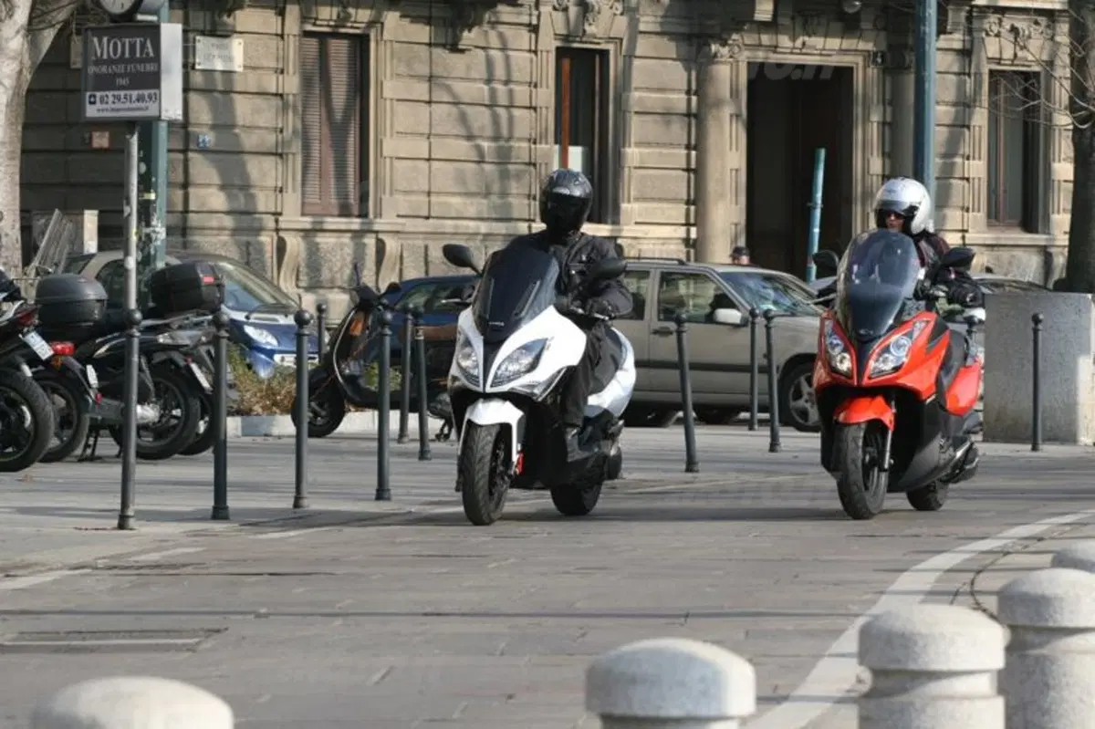 Kymco Downtown 300i e Xciting R 300i  (2)