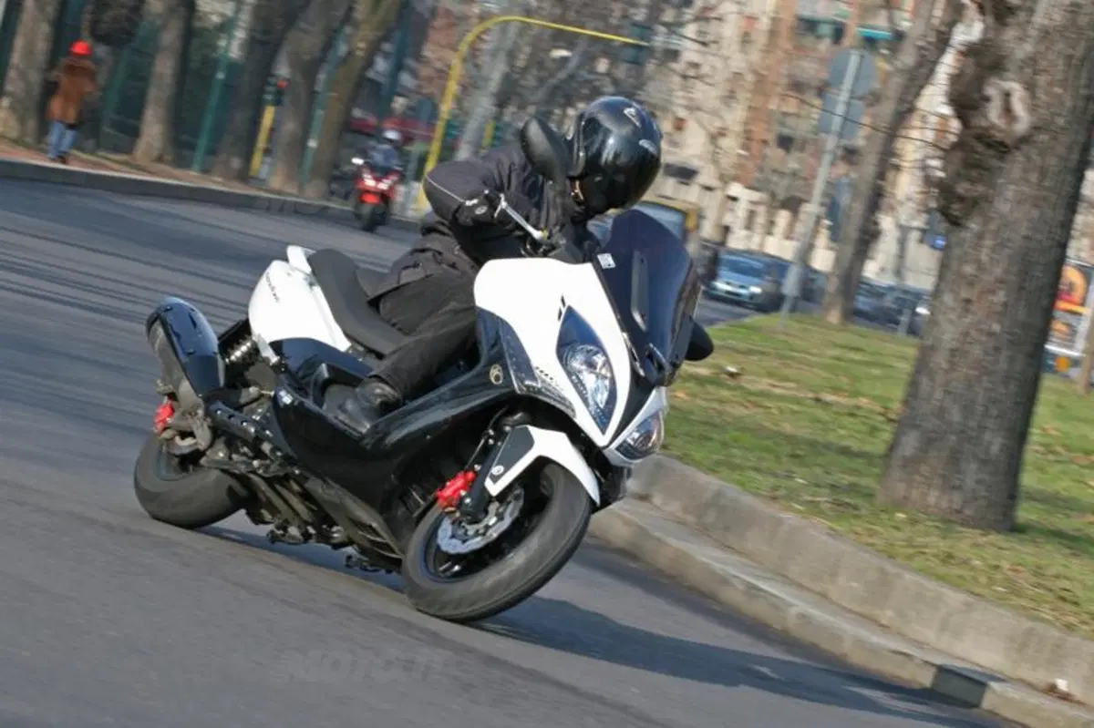 Kymco Downtown 300i e Xciting R 300i  (8)
