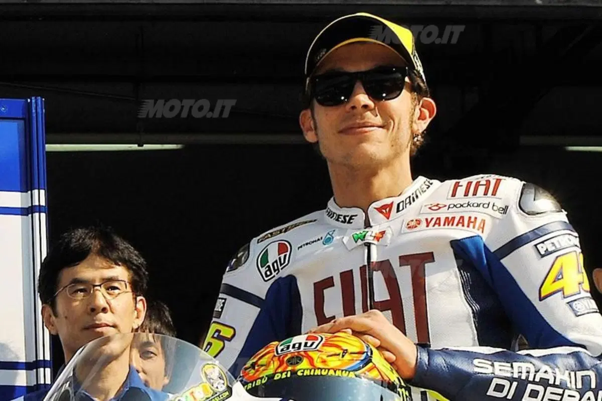 Rossi parte bene. E alza il muro
