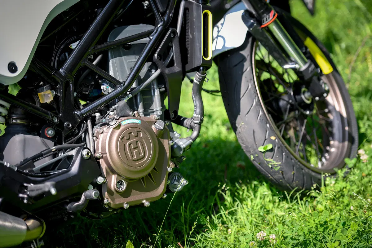 Husqvarna Svartpilen e Vitpilen 401 – Potere ai piccoli (3)