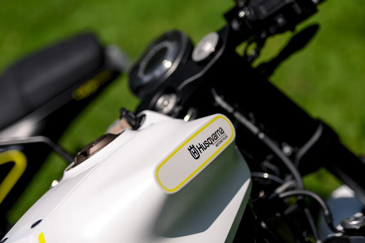 Husqvarna Svartpilen e Vitpilen 401 – Potere ai piccoli (6)