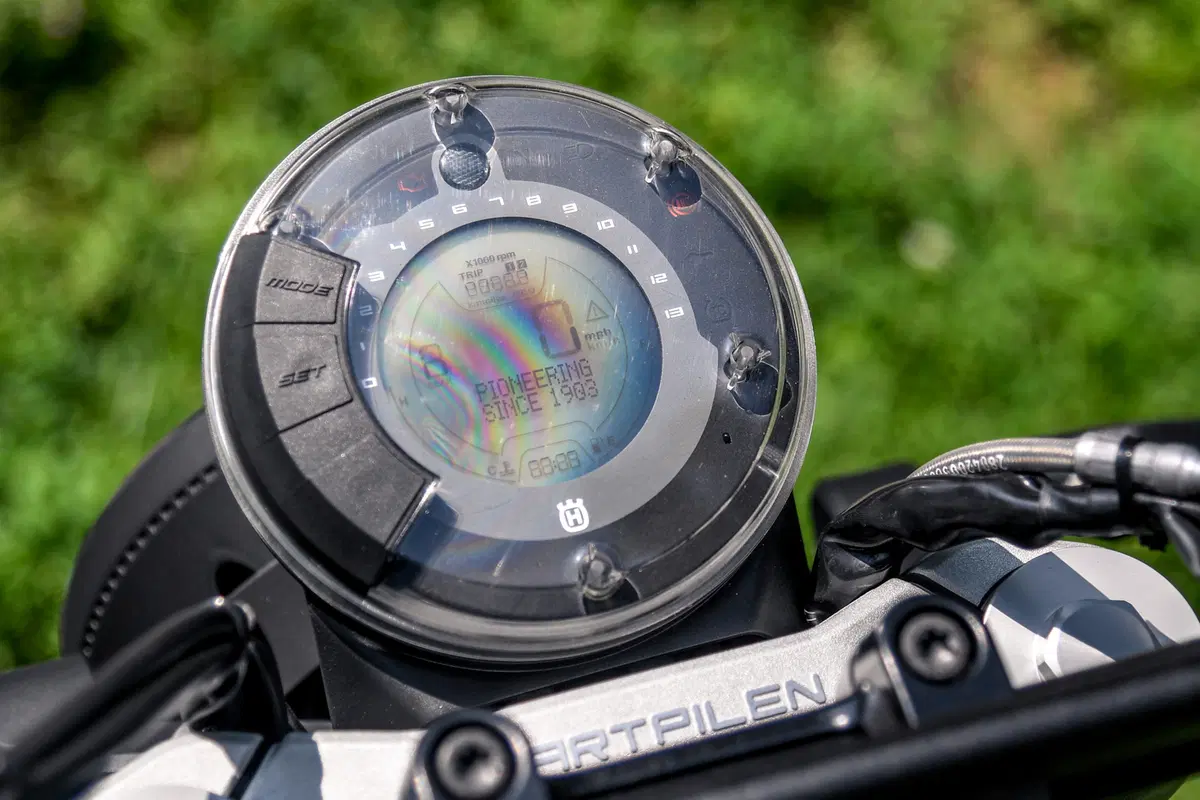 Husqvarna Svartpilen e Vitpilen 401 – Potere ai piccoli (12)