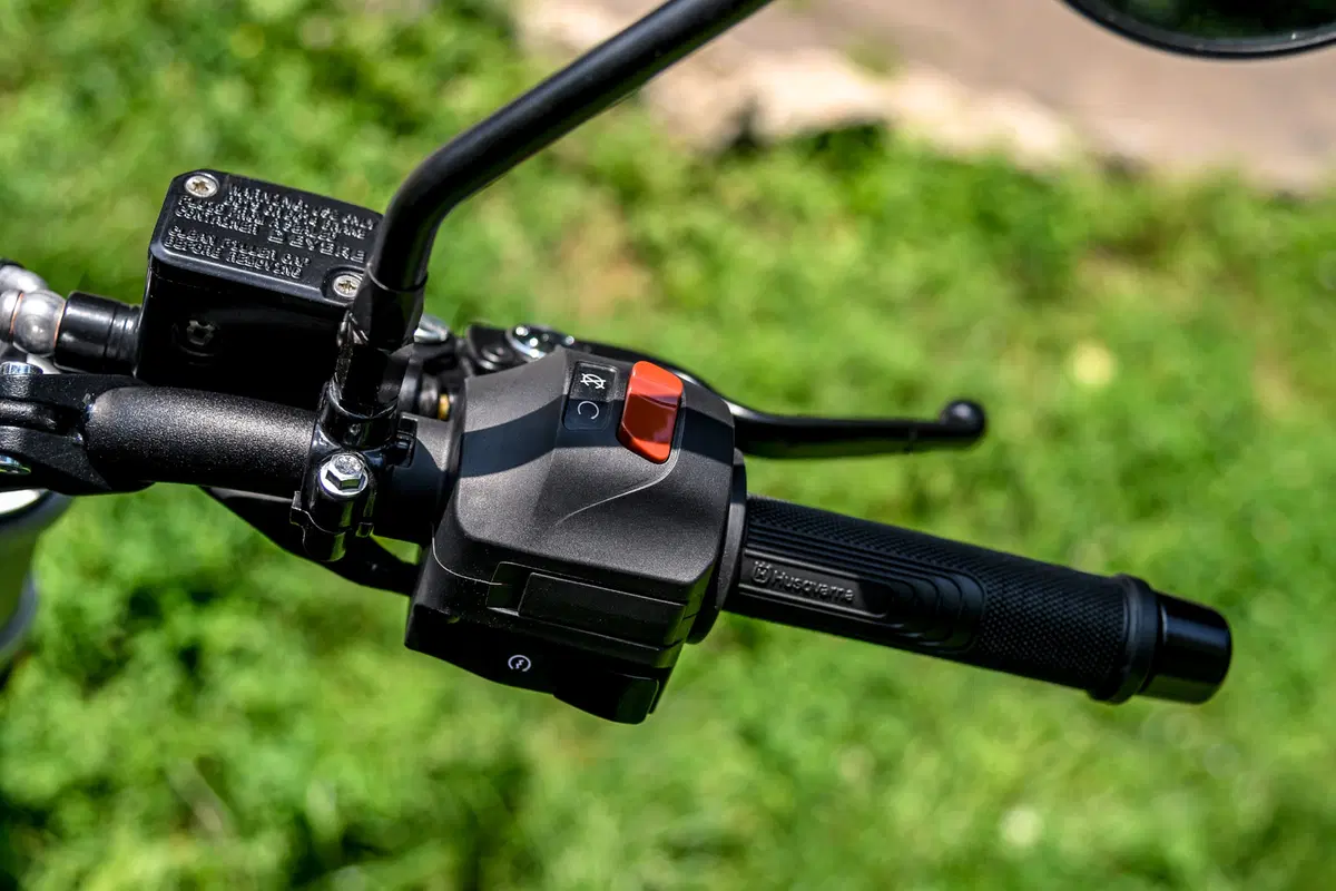 Husqvarna Svartpilen e Vitpilen 401 – Potere ai piccoli (13)