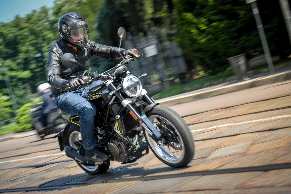 Husqvarna Svartpilen e Vitpilen 401 – Potere ai piccoli (11)