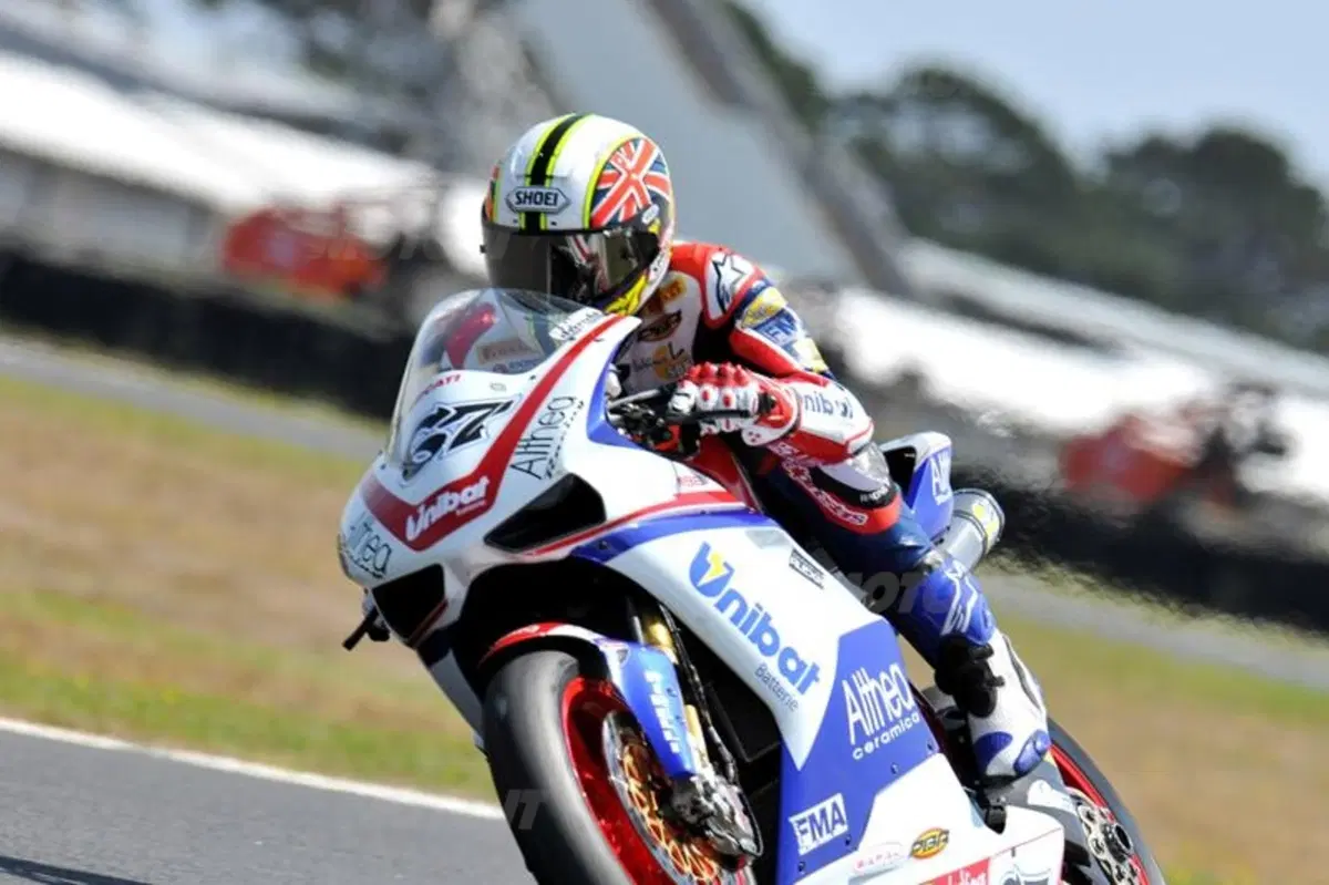 Carlos Checa e la Ducati in testa a Phillip Island