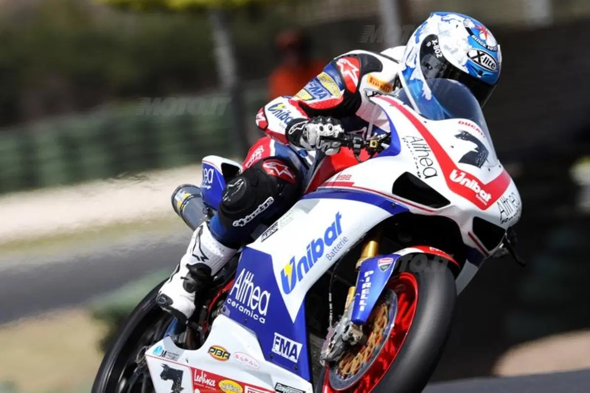 Carlos Checa e la Ducati in testa a Phillip Island (2)