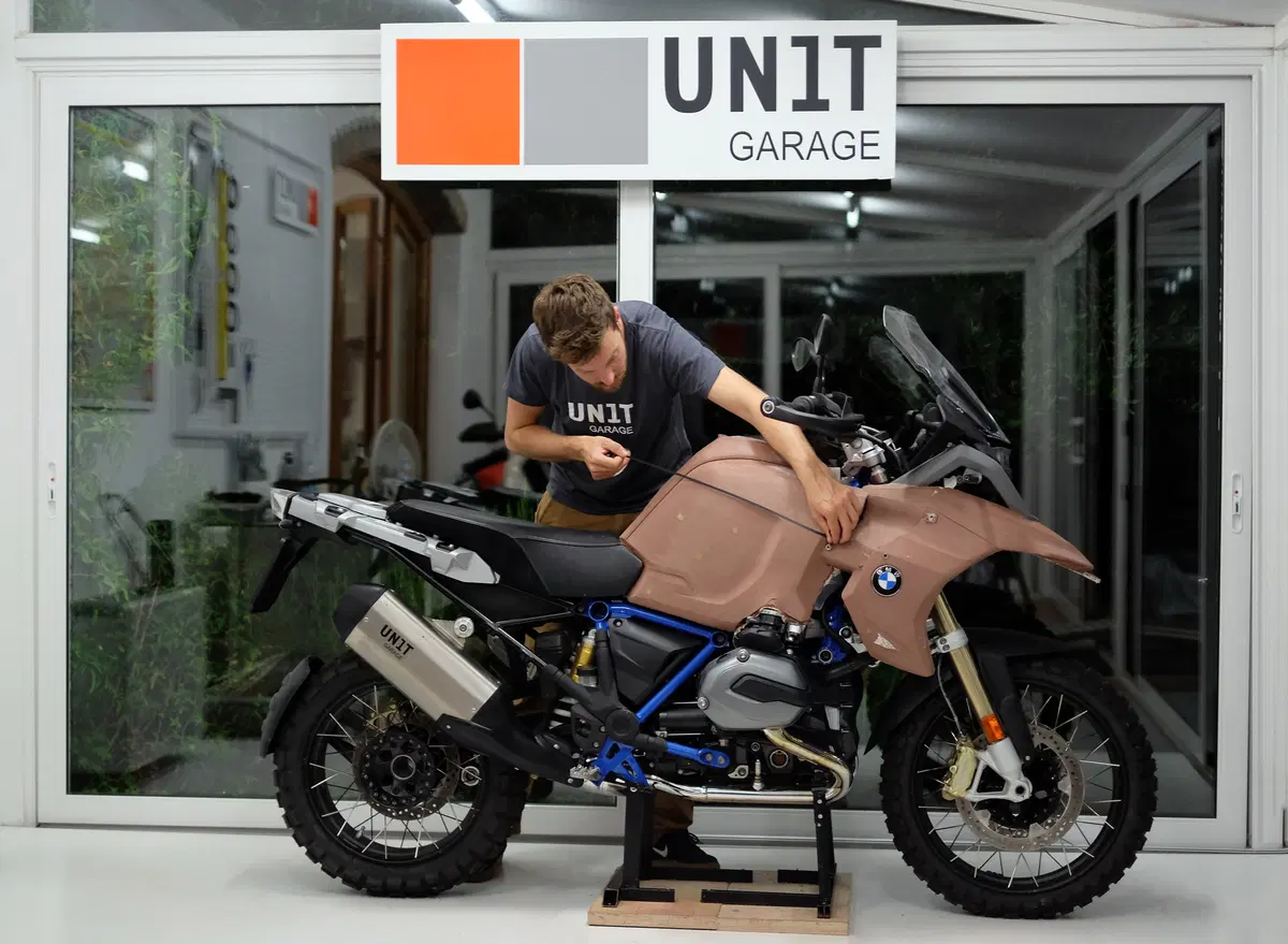 BMW R 1200GS RAD by Unit Garage: ha il becco con le ali da MotoGP (2)