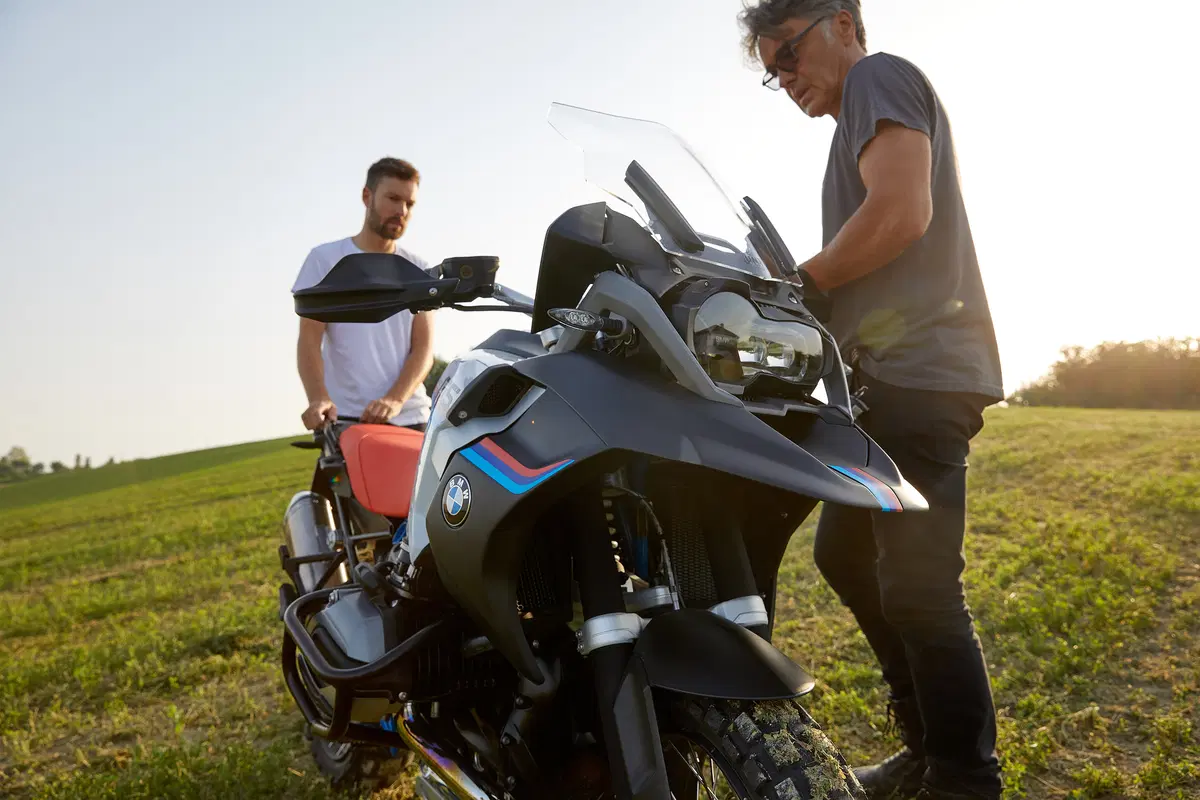 BMW R 1200GS RAD by Unit Garage: ha il becco con le ali da MotoGP (7)