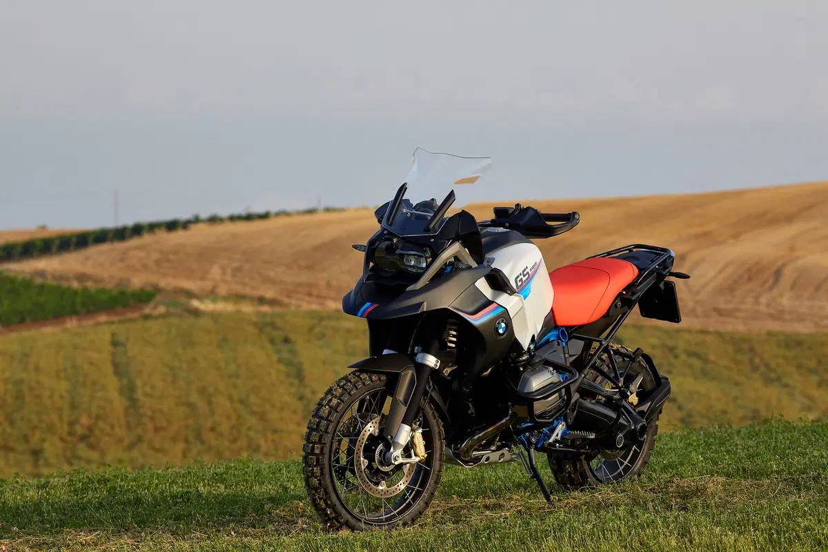 BMW R 1200GS RAD by Unit Garage: ha il becco con le ali da MotoGP (8)