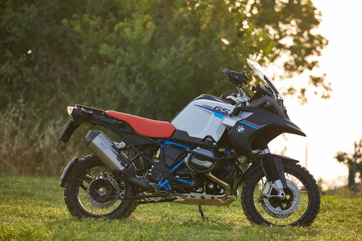 BMW R 1200GS RAD by Unit Garage: ha il becco con le ali da MotoGP (9)
