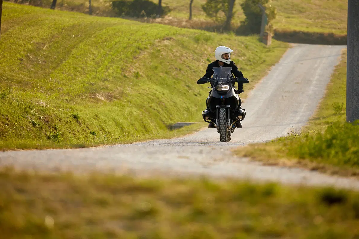 BMW R 1200GS RAD by Unit Garage: ha il becco con le ali da MotoGP (10)