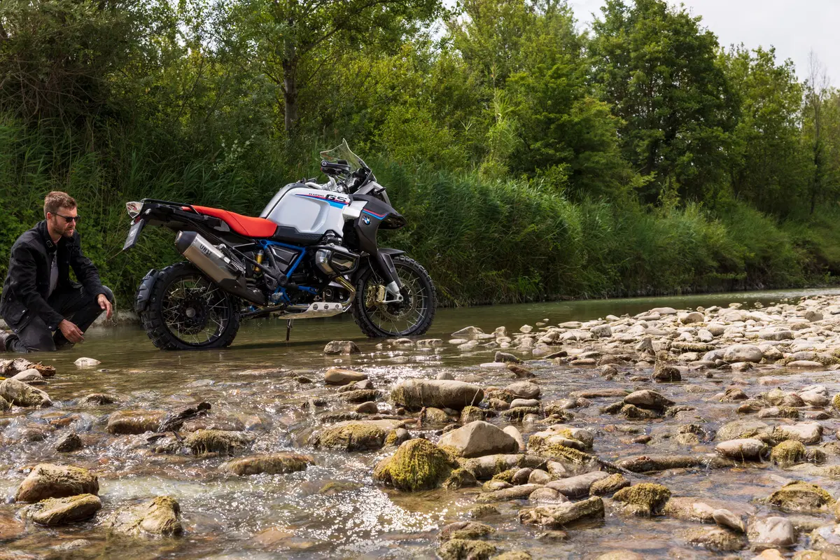 BMW R 1200GS RAD by Unit Garage: ha il becco con le ali da MotoGP (12)