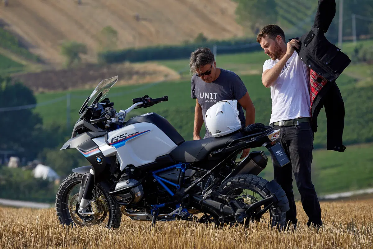 BMW R 1200GS RAD by Unit Garage: ha il becco con le ali da MotoGP (14)
