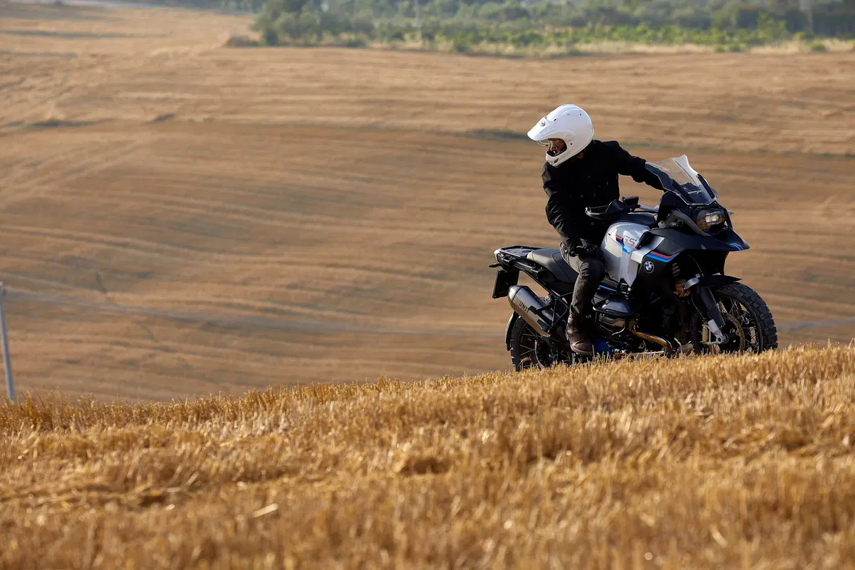 BMW R 1200GS RAD by Unit Garage: ha il becco con le ali da MotoGP (15)