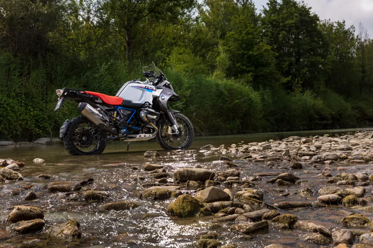 BMW R 1200GS RAD by Unit Garage: ha il becco con le ali da MotoGP (16)