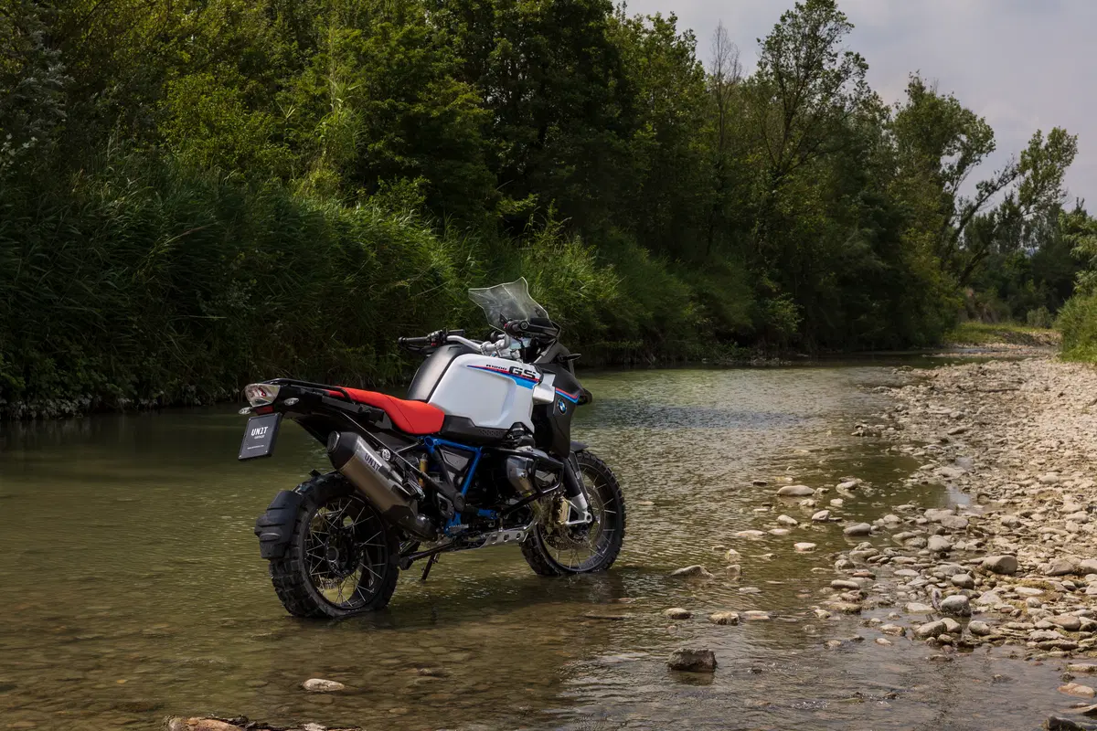 BMW R 1200GS RAD by Unit Garage: ha il becco con le ali da MotoGP (17)