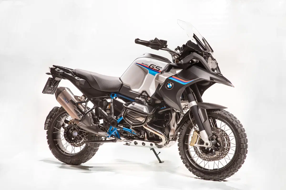 BMW R 1200GS RAD by Unit Garage: ha il becco con le ali da MotoGP (21)