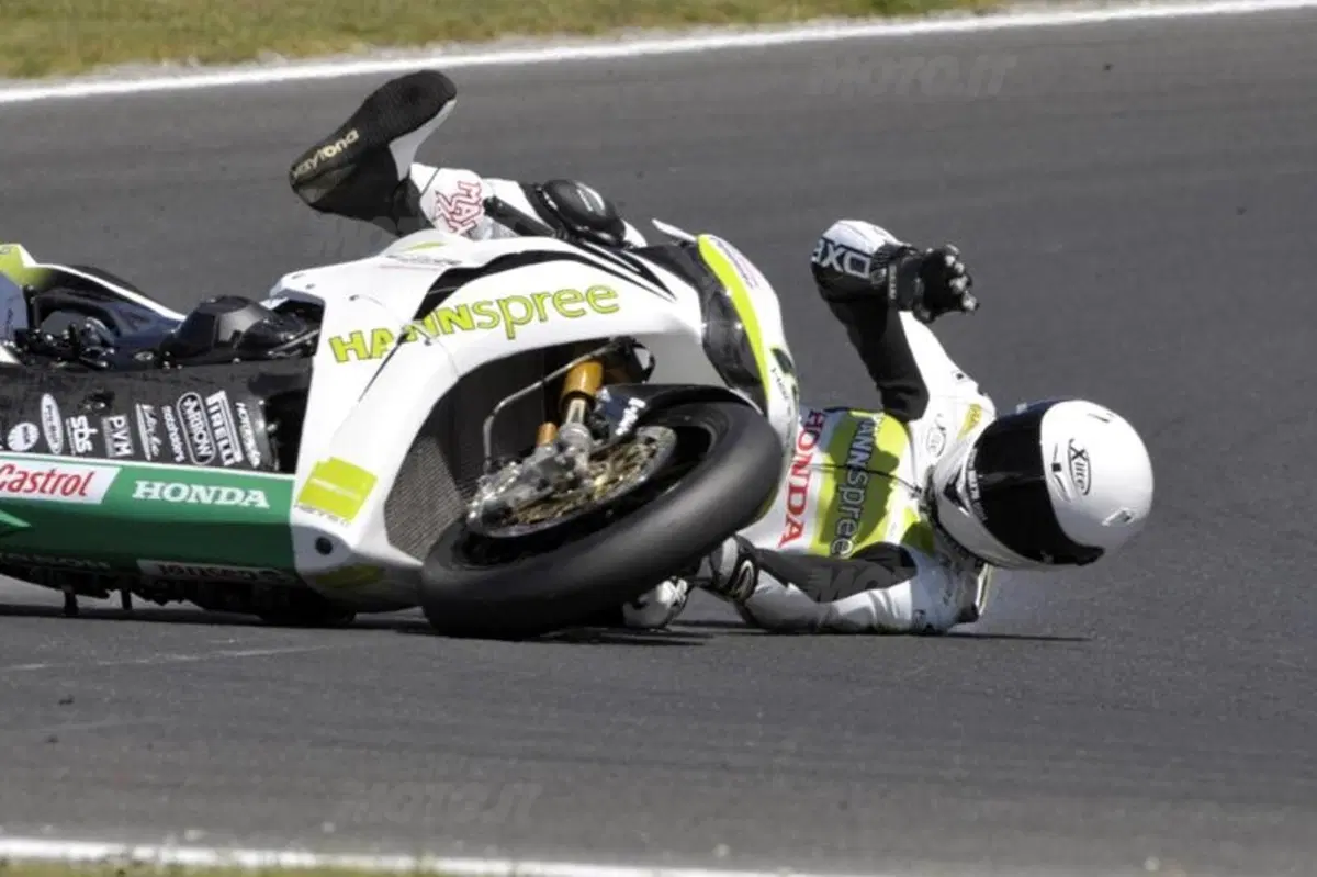 Ad Haslam (Suzuki) la prima Superpole della stagione (3)