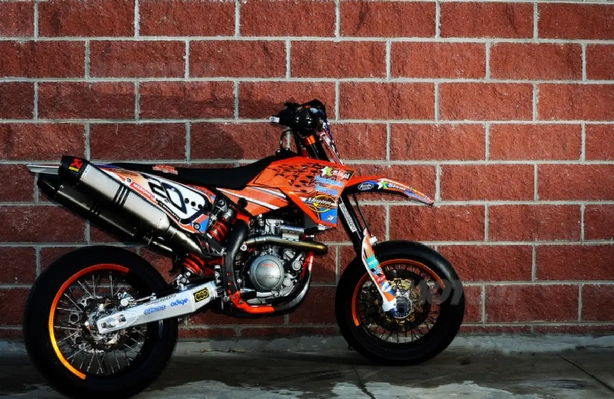 In discoteca per inaugurare la nuova stagione Supermoto